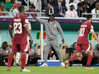 Senegals Trainer Aliou Cisse gibt seinen Spielern taktische Anweisungen. Senegals Trainer Aliou Cisse gibt seinen Spielern taktische Anweisungen.