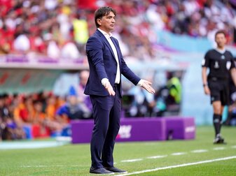 Kroatiens Trainer Zlatko Dalic steht am Spielfeldrand. Kroatiens Trainer Zlatko Dalic steht am Spielfeldrand.