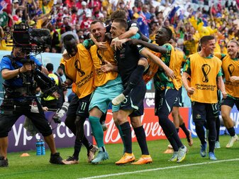 Australiens Mitchell Duke (3.vr) bejubelt sein Tor mit den Teamgefährten. Australiens Mitchell Duke (3.vr) bejubelt sein Tor mit den Teamgefährten.