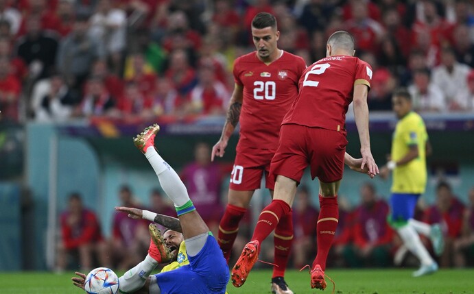 Serbien um Dusan Tadics (M.) und Sergej Milinkovic-Savic (r) verlor seinen WM-Auftakt gegen Brasilien.