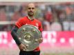 Die Meisterschale kann Bayern-Trainer Pep Guardiola bald wieder in Händen halten. Foto (2015): Andreas Gebert Foto: Andreas Gebert
<br>dpa-infocom GmbH
