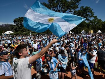 Fußballfans feiern beim Public Viewing.