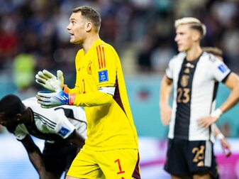 Torwart Manuel Neuer hat die Kapitänsbinde mit der Aufschrift „No Discrimination“ am Arm. Torwart Manuel Neuer hat die Kapitänsbinde mit der Aufschrift „No Discrimination“ am Arm.