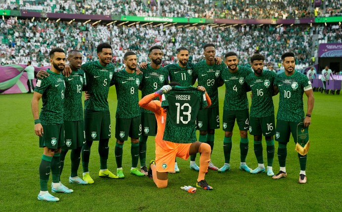 Die Spieler von Saudi-Arabien haben sich vor dem Spiel zu einem Gruppenbild zusammengestellt.