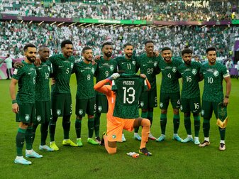 Die Spieler von Saudi-Arabien haben sich vor dem Spiel zu einem Gruppenbild zusammengestellt. Die Spieler von Saudi-Arabien haben sich vor dem Spiel zu einem Gruppenbild zusammengestellt.