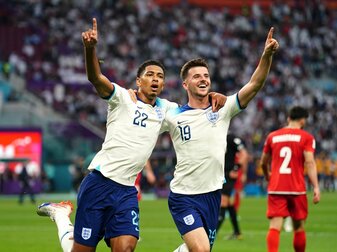 Englands Jude Bellingham (l) jubelt mit Mason Mount nach seinem Tor gegen den Iran.