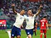 Englands Jude Bellingham (l) jubelt mit Mason Mount nach seinem Tor gegen den Iran.