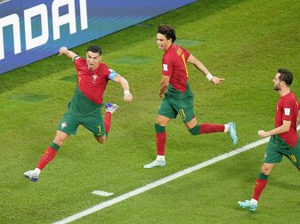 Portugals Cristiano Ronaldo (l) jubelt nach einem Tor, gefolgt von Teamkameraden. Portugals Cristiano Ronaldo (l) jubelt nach einem Tor, gefolgt von Teamkameraden.