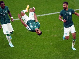 Die saudischen Spieler feiern den 2:1-Sieg gegen Argentinien. Die saudischen Spieler feiern den 2:1-Sieg gegen Argentinien.