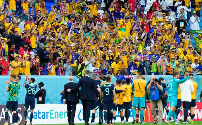 Nicht nur auf der Tribüne des Al-Dschanub Stadions in Katar wird Australiens Sieg gefeiert.