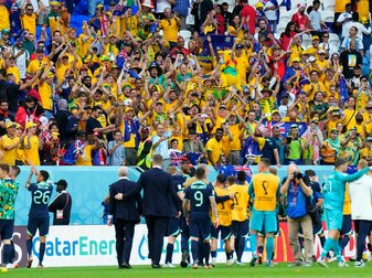 Nicht nur auf der Tribüne des Al-Dschanub Stadions in Katar wird Australiens Sieg gefeiert. Nicht nur auf der Tribüne des Al-Dschanub Stadions in Katar wird Australiens Sieg gefeiert.