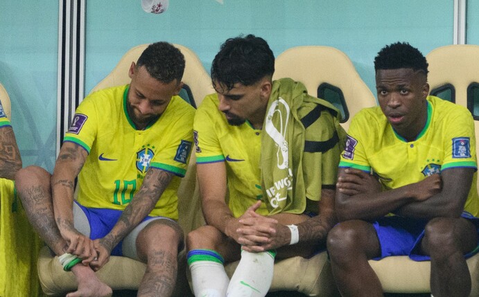 Der Knöchel schwillt schon wieder ab: Neymar (l) sitzt nach seiner Auswechslung neben Lucas Paqueta (M) und Vinicius Junior auf der Bank.