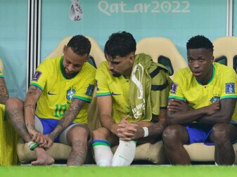 Der Knöchel schwillt schon wieder ab: Neymar (l) sitzt nach seiner Auswechslung neben Lucas Paqueta (M) und Vinicius Junior auf der Bank. Der Knöchel schwillt schon wieder ab: Neymar (l) sitzt nach seiner Auswechslung neben Lucas Paqueta (M) und Vinicius Junior auf der Bank.