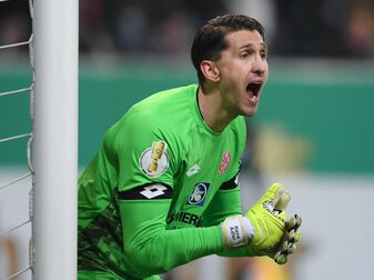 Torwart René Adler wünscht sich mehr Haltung.