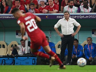 Serbiens Trainer Dragan Stojkovic (r) steht an der Seitenlinie. Serbiens Trainer Dragan Stojkovic (r) steht an der Seitenlinie.