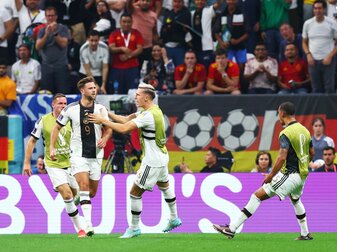 Die Mitspieler schwärmten von Niklas Füllkrug (2.v.l). Die Mitspieler schwärmten von Niklas Füllkrug (2.v.l).