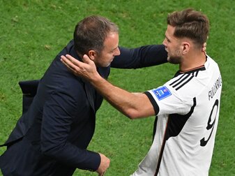 Bundestrainer Hansi Flick bedankt sich bei Niclas Füllkrug.