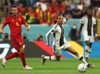 Deutschlands Leroy Sané im Zweikampf mit Spaniens Koke. Deutschlands Leroy Sané im Zweikampf mit Spaniens Koke.