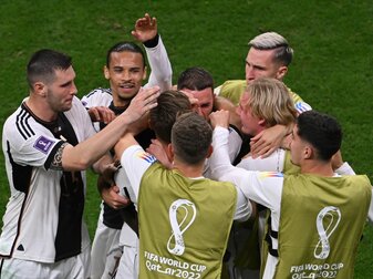 Teamkollegen bejubeln Deutschlands Niclas Füllkrug nach dem Treffer zum 1:1 gegen Spanien. Teamkollegen bejubeln Deutschlands Niclas Füllkrug nach dem Treffer zum 1:1 gegen Spanien.