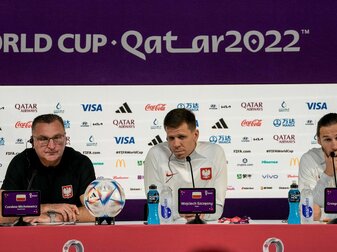 Polens Trainer Czeslaw Michniewicz (l-r), Torwart Wojciech Szczesny und Grzegorz Krychowiak bei einer Pressekonferenz in Doha. Polens Trainer Czeslaw Michniewicz (l-r), Torwart Wojciech Szczesny und Grzegorz Krychowiak bei einer Pressekonferenz in Doha.