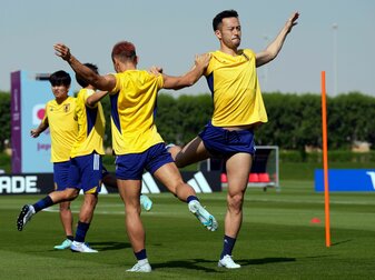 Japans Maya Yoshida (r) und Yuto Nagatomo wärmen sich mit ihren Mannschaftskameraden auf. Japans Maya Yoshida (r) und Yuto Nagatomo wärmen sich mit ihren Mannschaftskameraden auf.