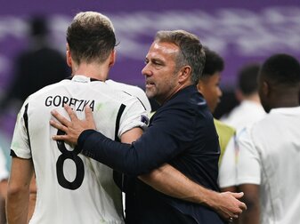 Bundestrainer Hansi Flick (r) umarmt nach dem Spiel Leon Goretzka. Bundestrainer Hansi Flick (r) umarmt nach dem Spiel Leon Goretzka.