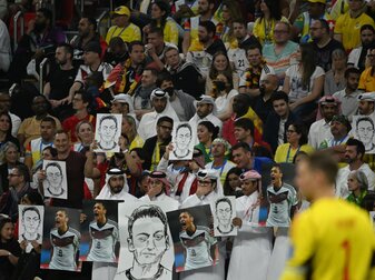 Özil-Protest beim Spanien-Spiel Özil-Protest beim Spanien-Spiel