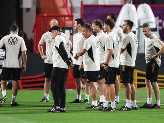 Das deutsche Trainer- und Betreuerteam steht mit Bundestrainer Hansi Flick (M) beisammen. Das deutsche Trainer- und Betreuerteam steht mit Bundestrainer Hansi Flick (M) beisammen.