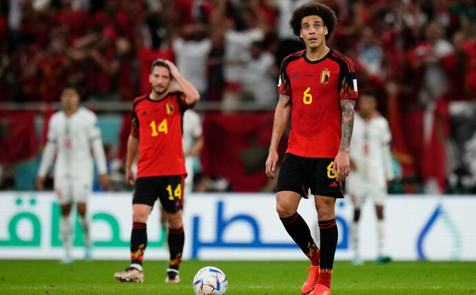 Axel Witsel (r) und Dries Mertens die Köpfe hängen: Belgien verliert das Spiel gegen Marokko.