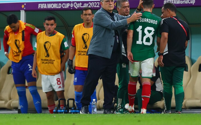 Musste im Spiel gegen Argentinien verletzt ausgewechselt werden: Andrés Guardado (r/18) wird von Trainer Gerardo Martino getröstet.