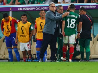 Musste im Spiel gegen Argentinien verletzt ausgewechselt werden: Andrés Guardado (r/18) wird von Trainer Gerardo Martino getröstet. Musste im Spiel gegen Argentinien verletzt ausgewechselt werden: Andrés Guardado (r/18) wird von Trainer Gerardo Martino getröstet.