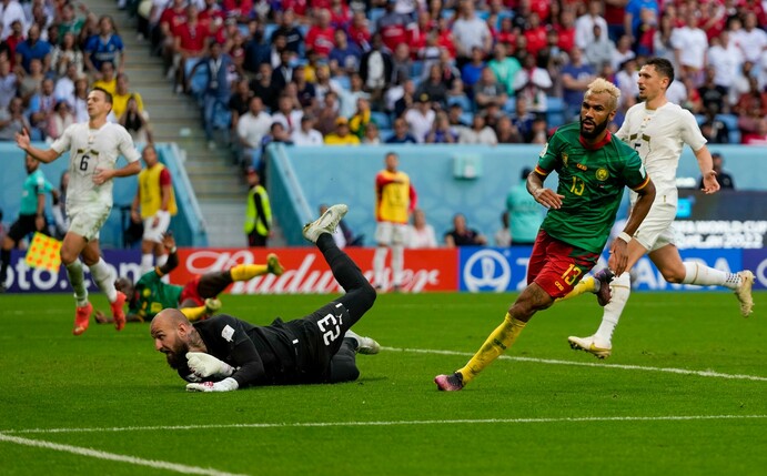 Kameruns Eric Maxim Choupo-Moting (2.v.r.) trifft zum 3:3 gegen Serbien.