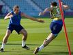 Die Engländer Harry Kane (l) und Jack Grealish beim Training.