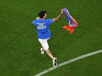 Flitzer beim WM-Spiel zwischen Portugal und Uruguay Flitzer beim WM-Spiel zwischen Portugal und Uruguay