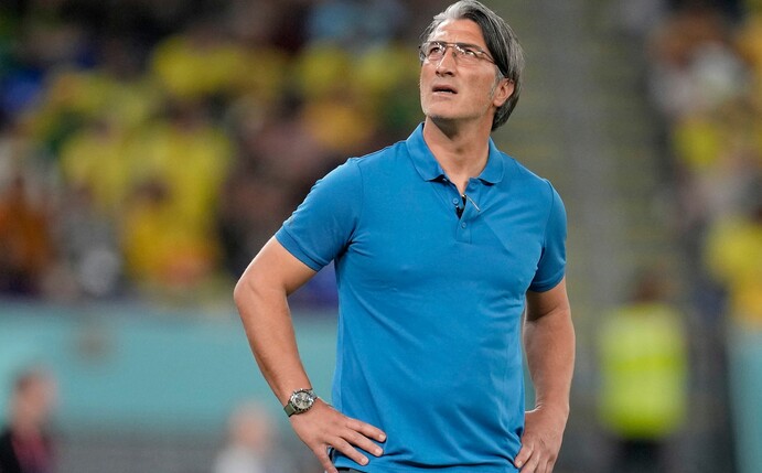 Der Schweizer Cheftrainer Murat Yakin beobachtet das Geschehen.