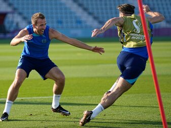 Englands Harry Kane (l)und Englands Jack Grealish während einer Trainingseinheit.