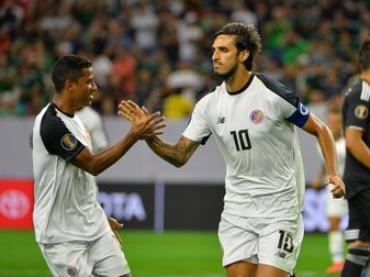 Bryan Ruiz (r) wird von einem Mannschaftskameraden nach seinem Treffer beglückwünscht. Bryan Ruiz (r) wird von einem Mannschaftskameraden nach seinem Treffer beglückwünscht.