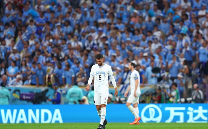 Uruguays Rodrigo Bentancur geht über den Rasen.