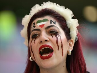 Eine Frau aus dem Iran steht vor dem Spiel auf der Tribüne. Eine Frau aus dem Iran steht vor dem Spiel auf der Tribüne.