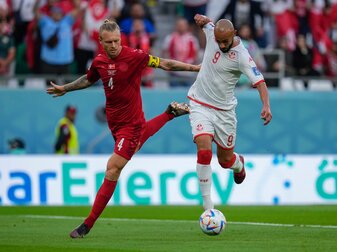 Dänemarks Kapitän Simon Kjaer (l) im Spiel gegen Tunesien in Aktion. Dänemarks Kapitän Simon Kjaer (l) im Spiel gegen Tunesien in Aktion.