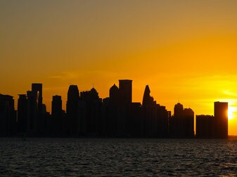 «Wie New York am Meer», beschreibt Englands Fußball-Legende Gary Lineker, der als TV-Experte in Katar weilt die Skyline der Hauptstadt. «Wie New York am Meer», beschreibt Englands Fußball-Legende Gary Lineker, der als TV-Experte in Katar weilt die Skyline der Hauptstadt.