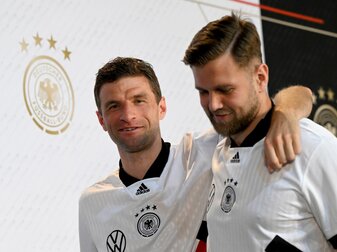 Oder doch beide? Thomas Müller (l) und Niclas Füllkrug nach einer DFB-Presskonferenz. Oder doch beide? Thomas Müller (l) und Niclas Füllkrug nach einer DFB-Presskonferenz.