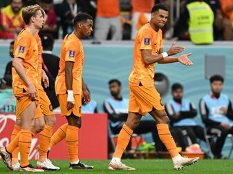 Cody Gakpo (r) stellt mit seinem Führungstreffer die Weichen Richtung Achtelfinale. Cody Gakpo (r) stellt mit seinem Führungstreffer die Weichen Richtung Achtelfinale.