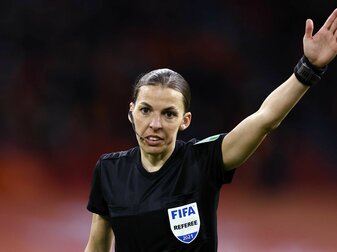 Die französische Schiedsrichterin Stephanie Frappart wird als erste Frau ein WM-Spiel der Männer pfeifen. Die französische Schiedsrichterin Stephanie Frappart wird als erste Frau ein WM-Spiel der Männer pfeifen.