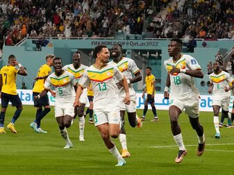 Senegals Ismaila Sarr (r) jubelt nach seinem Treffer zum 1:0 mit seinen Mitspielern. Senegals Ismaila Sarr (r) jubelt nach seinem Treffer zum 1:0 mit seinen Mitspielern.