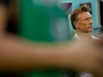 Saudi-Arabiens Trainer Herve Renard steht während der Partie gegen Polen am Spielfeld.