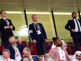 Großbritanniens Sportminister Stuart Andrew (M) trägt die „One Love“-Armbinde. Großbritanniens Sportminister Stuart Andrew (M) trägt die „One Love“-Armbinde.