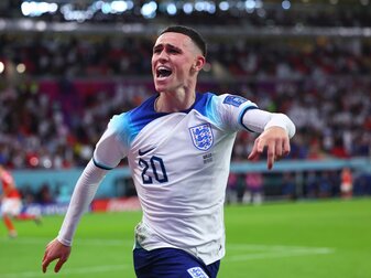 Doppelschlag: Wenige Sekunden nach der Führung bejubelt Englands Phil Foden seinen Treffer zum 2:0. Doppelschlag: Wenige Sekunden nach der Führung bejubelt Englands Phil Foden seinen Treffer zum 2:0.