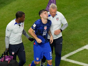 US-Boy Christian Pulisic (M) muss nach seinem Tor behandelt und später ausgewechselt werden. US-Boy Christian Pulisic (M) muss nach seinem Tor behandelt und später ausgewechselt werden.