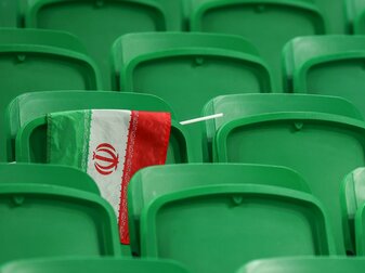 Eine iranische Flagge hängt nach dem Spiel über einer Lehne auf der Tribüne. Eine iranische Flagge hängt nach dem Spiel über einer Lehne auf der Tribüne.